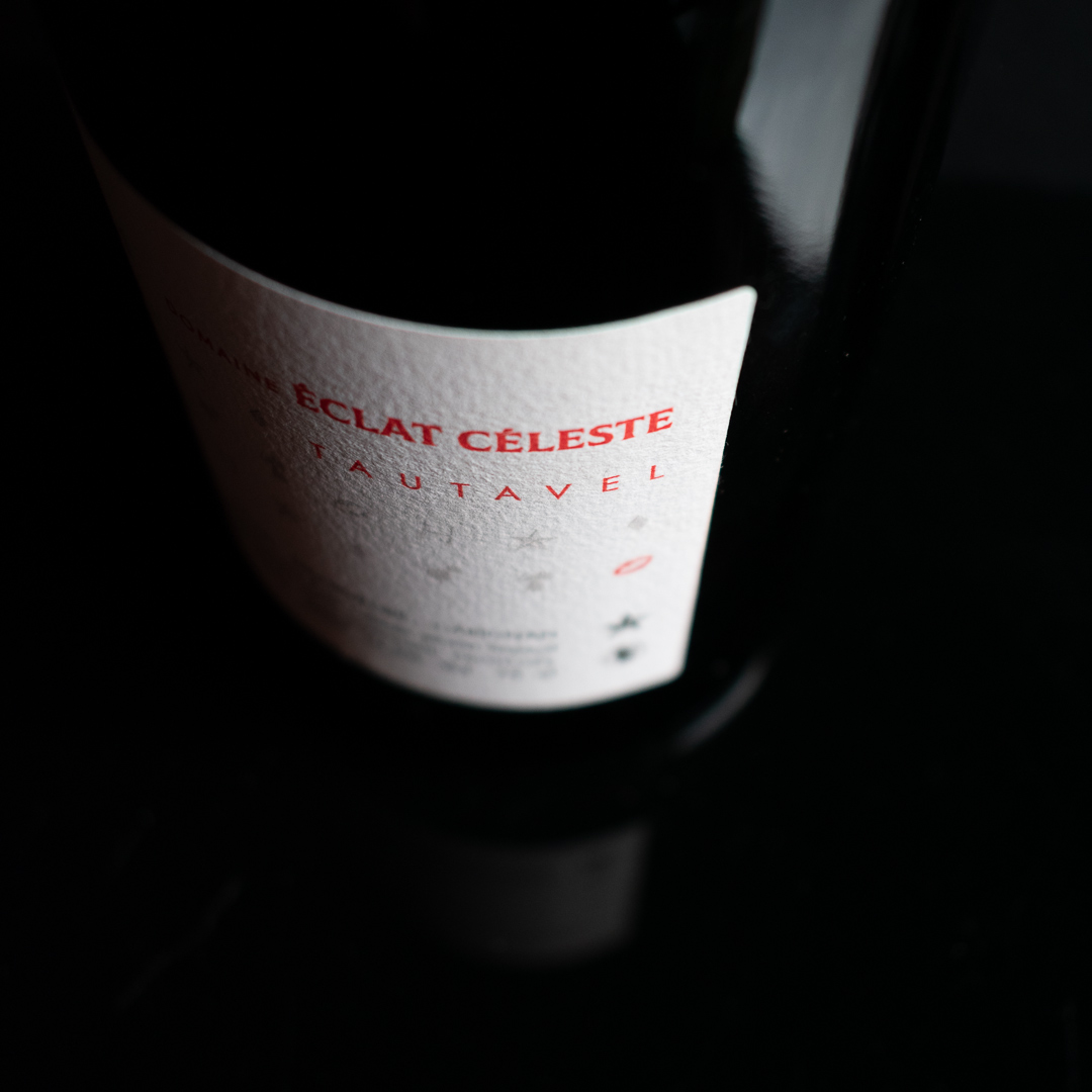 Mise en situation de la bouteille de vin rouge du Domaine Éclat Céleste.