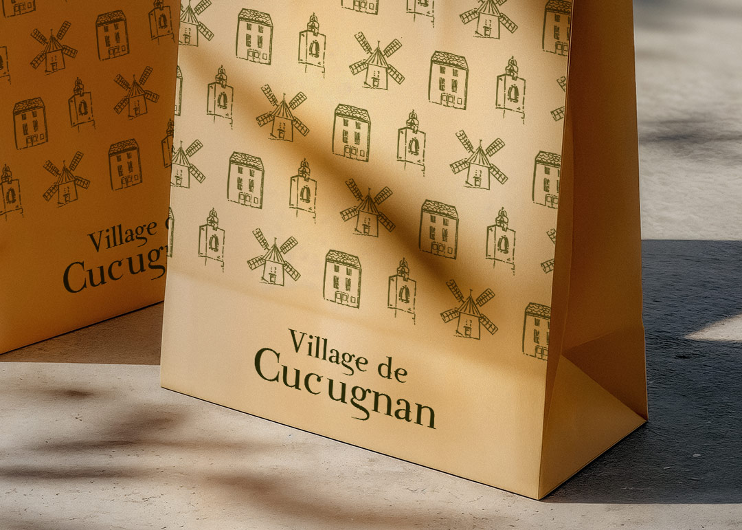 Sac papier kraft pour la boutique souvenir du village de Cucugnan.