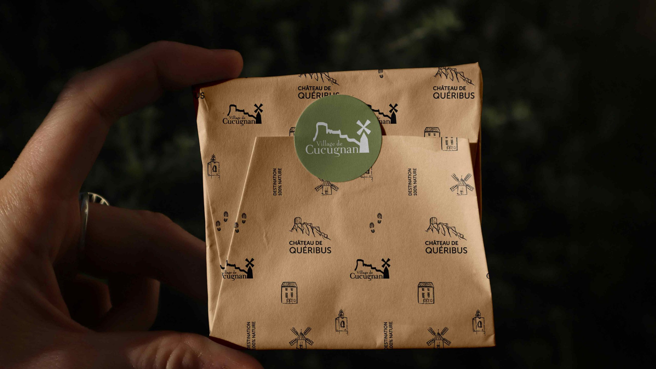 Cucugnan-Mockup-Souvenir Packaging souvenir et sticker.